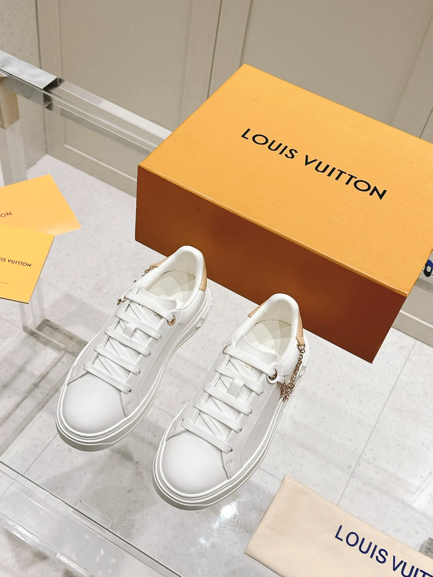 👟👟Ex-factory price 560👟👟 LV new white shoes, four-leaf clover🍀sunflower🌞 charm, add naughty and lively color to simple white shoes, easy to wear and durable, code number: 35+40 (41 customized)
